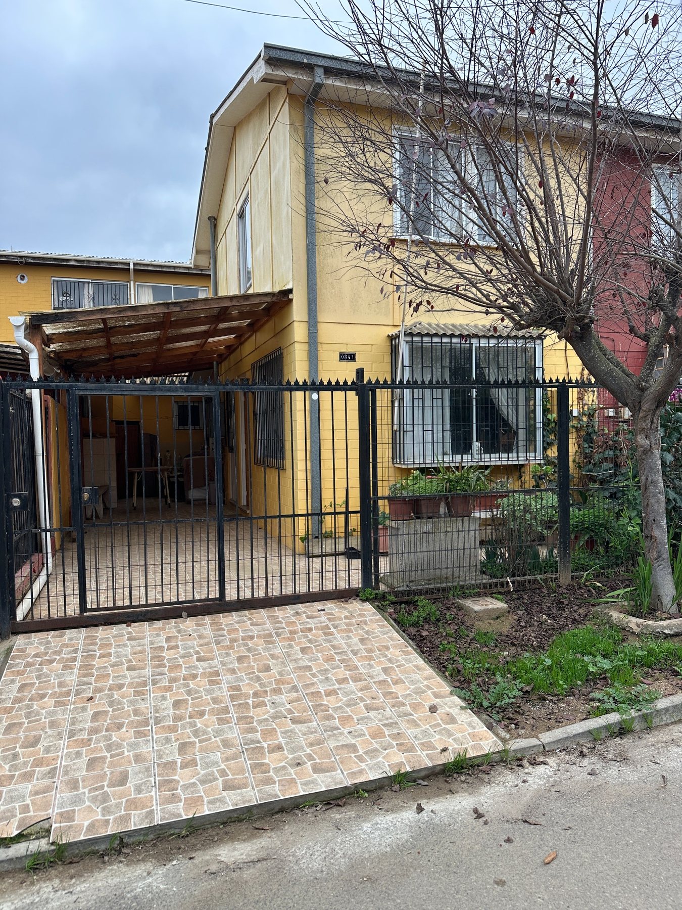 Fachada principal de la casa en El Quisco